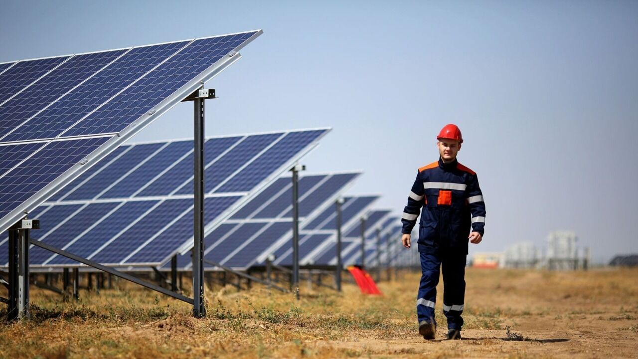 بزرگ‌ترین نیروگاه خورشیدی سقفی چهارمحال و بختیاری بهره‌برداری شد